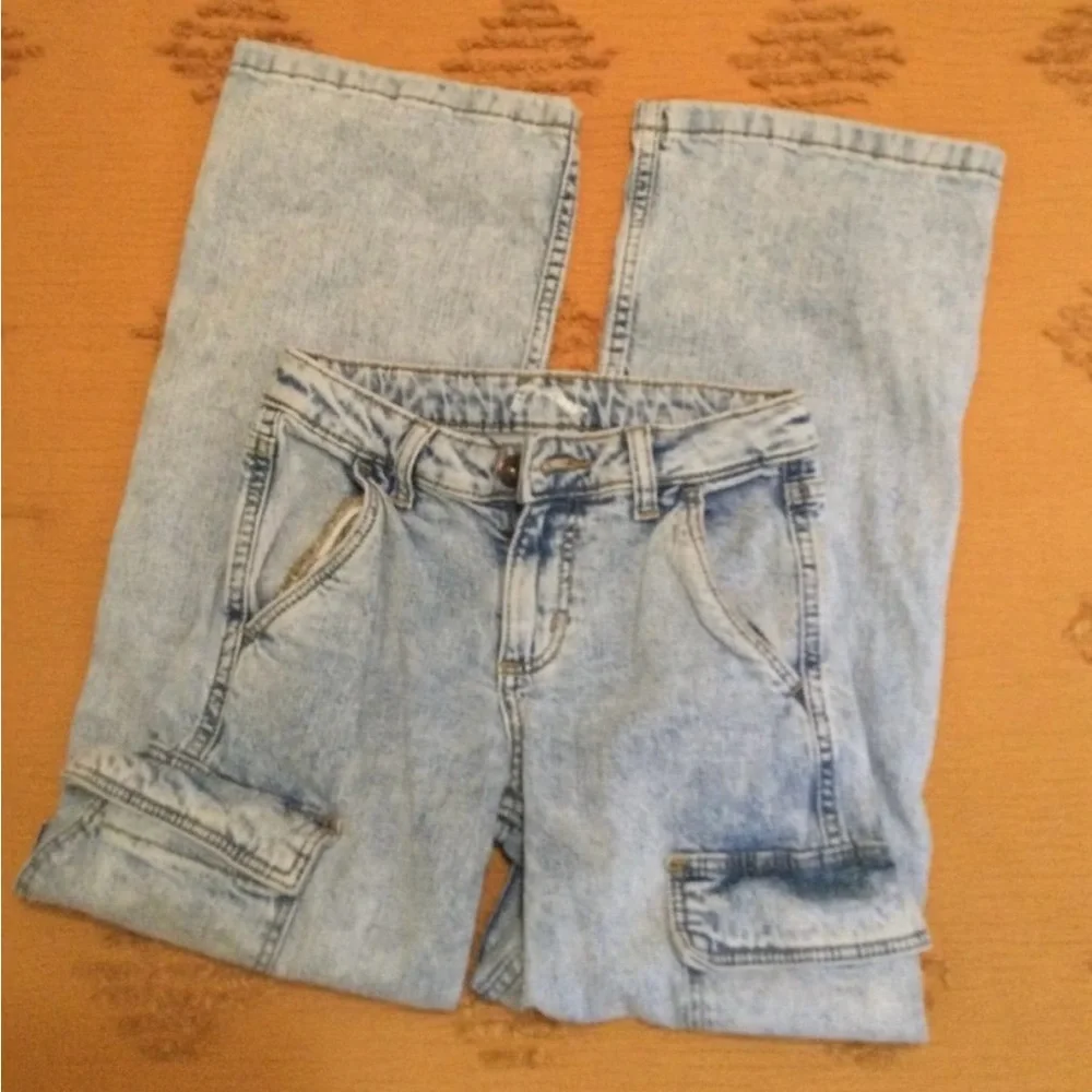 Girls Art Class jeans Washed light Denim  size 8 large cargo pockets